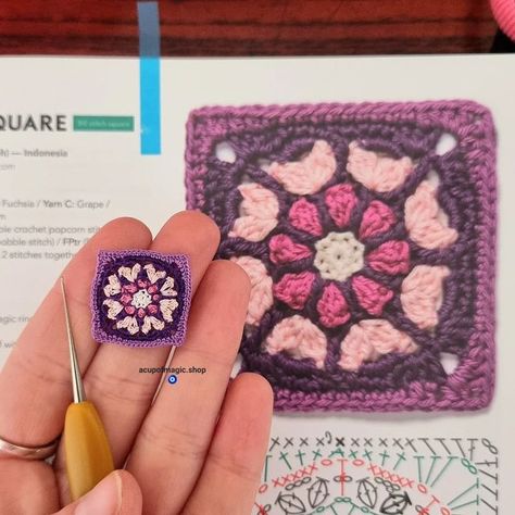 Tiny Crochet Squares, Micro Granny Square Pattern, Micro Crochet Bookmark, Microcrochet Granny Square, Tiny Crochet Hexagon, Crochet Pouch, Crochet Lovers, Handmade Miniatures, Mini Purse