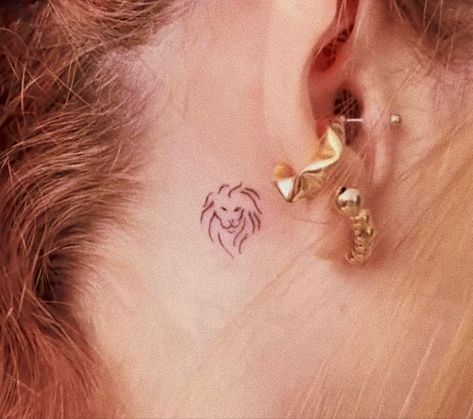 Tiny Lion Tattoo For Women, Small Tattoos Inspiration, Small Lion Tattoo For Women, Tattoo Ideas For Beginners, Small Leo Tattoo, Simple Lion Tattoo, Lion Tattoo On Finger, Small Lion Tattoo, First Tattoo Ideas