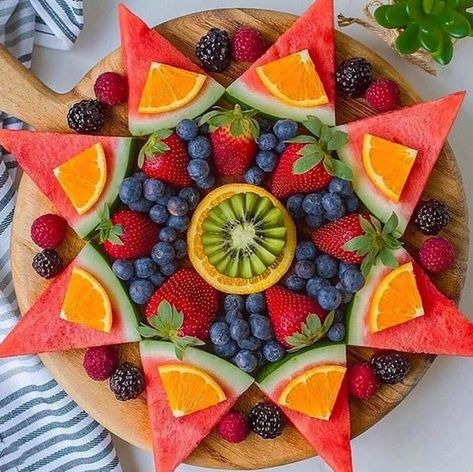 Fruit Platter Designs, Fruit Creations, Decorações Com Comidas, Party Food Buffet, Crafts Easter, Fruit Arrangements, Party Food Platters, Fruit Decorations, Charcuterie Recipes