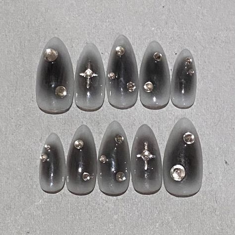 easy beginner black white blush silver chrome diamond gems star nails Enhypen Nails, Monochrome Nails, Ideas Uñas, Aura Nails, Nice Nails, Inspired Nails, Kiss Makeup, September 28, Nails Inspo