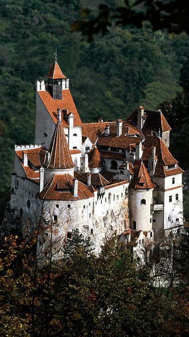 Castillo de Drácula, Bran, Rumanía | Castle Romania Draculas Castle Romania, Bran Castle Romania, Castle Romania, Dracula's Castle, Bran Castle, Dracula Castle, Transylvania Romania, Romania Travel, Chateau Medieval