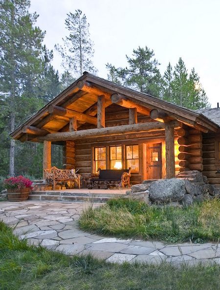 Eye Candy: 10 Inspiring Cabins that Will Make You Want to Spend a Week in the Woods - Curbly Small Mountain Cabin, Log Cabin Ideas, Log Cabin Rustic, Small Log Cabin, Rustic Exterior, Cabin Exterior, Casa Country, Log Cabin Homes, Timber House