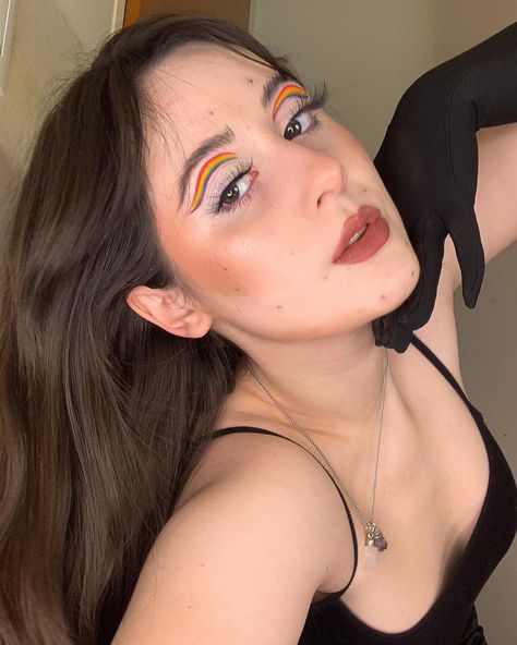 lesbian pride month lgbt rainbow graphic liner makeup ideas look cute easy soft Lesbian Flag Makeup, Liner Makeup Ideas, Lesbian Makeup, Graphic Liner Makeup, 2024 Makeup, Pride 2023, 2023 Makeup, Liner Makeup, Rainbow Graphic