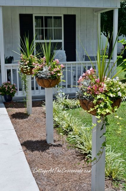 How to Mount Flower Baskets Onto Wooden Posts.  If you live in a hot area, place plastic basket down in the liner instead of planting into the liner.  This will keep the roots from drying out so quickly. Easy Curb Appeal Ideas, Garden Frogs, Porch Planters, Garden Basket, Hanging Flower Baskets, Flower Baskets, Wooden Posts, Kraf Diy, Clipboard