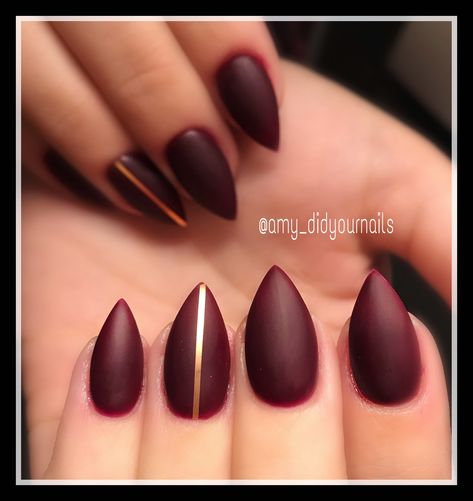 Dark Wine Nails Burgundy, Horror Nails Stiletto, Dark Pointy Nails, Matte Merlot Nails, Short Stilleto Nails Winter, Short Stilleto Nails Fall Colors, Short Pointed Nails Design, Fall Stellio Nails, Sharp Almond Nails Design