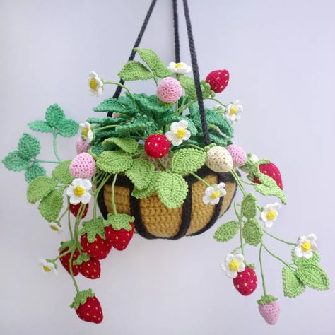 Crochet by Zia | I have 3 types of strawberry plants now 🙈 and working very very slowly for the pattern 😎 But, I'm not sure if I'll include the "big"… | Instagram Types Of Strawberries, Strawberry Crochet, Strawberry Plant, Strawberry Planters, Crochet Strawberry, Crochet Fruit, Crochet Plant, Strawberry Plants, Metal Baskets