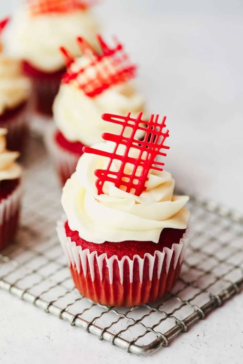 red velvet cupcakes Strawberry Red Velvet Cupcakes, Red Velvet Filling Ideas, Red Velvet Cupcakes Decoration, Red And Gold Cupcakes, Red Velvet Recipes, Red Velvet Cupcake, Gold Cupcakes, Icing Techniques, Cupcakes With Cream Cheese Frosting