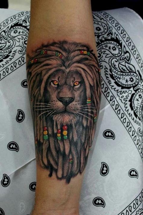 Tattoo Leão rastafari tatuagem jhowtattooart Dreadlock Lion Tattoo, Lion With Dreads Tattoo, Bob Marley Lion Tattoo, Rasta Tattoo Ideas, Rasta Tattoo For Women, Rastafarian Tattoo, Rasta Tattoo Men, Jamaican Tattoo Ideas For Men, Jamaican Tattoos For Women