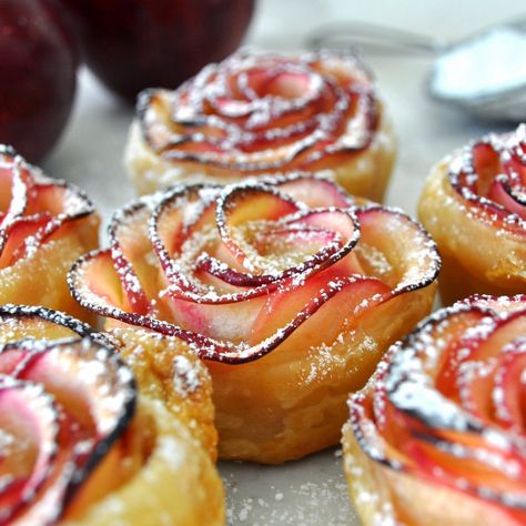 Impress your guests with this beautiful rose-shaped dessert made with lots of soft and delicious apple slices, wrapped in sweet and crispy puff pastry Cooking with Manuela: Apple Roses Fest Mad, Apple Roses, Läcker Mat, Apple Desserts, Baked Apples, Apple Slices, Apple Recipes, No Bake Desserts, Just Desserts