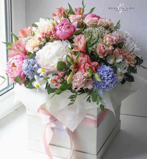 Flower Bouquet Boxes, Box Of Flowers, Pink Flower Arrangements, Luxury Bouquet, Birthday Flowers Bouquet, Bouquet Box, Luxury Flower Bouquets, Silk Floral Arrangements, Flower Arrangements Simple