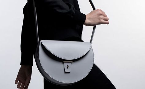 PB 0110 Minimalist Fashion Summer, German Fashion, Minimalist Bag, Wallpaper Magazine, Minimal Classic, Fashion Wallpaper, Closet Fashion, Best Bags, Leather Hobo