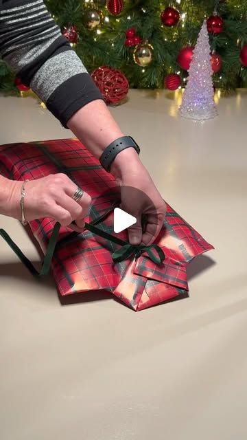 Stu Lux on Instagram: "Countdown Christmas 2024 ✨🎁🎄
.
#giftwrapping #howto #xmas #christmas #stulux #christmascountdown #countdowntochristmas #christmasgiftideas #giftideas #christmasgifts #christmascountdown #christmasideas #christmaswrappingideas #giftideas" Pakovanje Poklona, Gift Wrapping Ideas Creative, Gift Wrapping Hacks, Wrapping Hacks, Wrapping Tips, Countdown Christmas, Christmas Gift Wrapping Ideas, Xmas Gift Wrap, Creative Diy Gifts