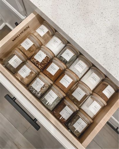 Spice Rack Aesthetic, Clean Aesthetic Kitchen, Seasoning Organization Countertop, Spice Jar Organization, Organization Aesthetic, Spice Drawer Organization, Aesthetic Spice Rack, Organized Spice Drawer, Aesthetic Home Organization