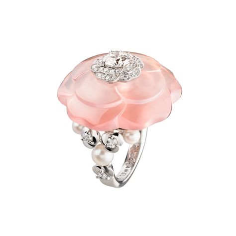 The Rose Tendre ring, part of the Chanel 1.5 Collection. Chanel Rose, Pink Camellia, Vintage Jewelry Diy, Conch Pearl, Chanel Collection, S Signature, Pink Quartz, High Jewelry, Cultured Pearls