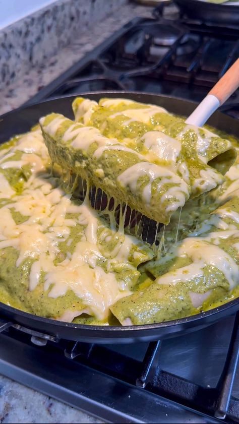 Chicken And Cheese Enchiladas, Impossible Pies, Enchiladas Suizas, Enchiladas Verdes, Chicken And Cheese, Green Chile Chicken, Slow Cooked Chicken, Homemade Enchiladas, Cheese Enchiladas