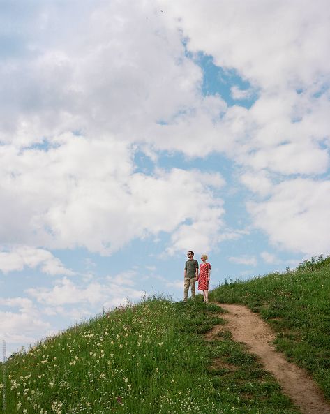 Landscape Photography Poses, Landscape Couple Photos, Landscape Poses, Landscape With People, Couple Landscape, Media Coursework, Court Photoshoot, Young Couples Photography, Photo Studies