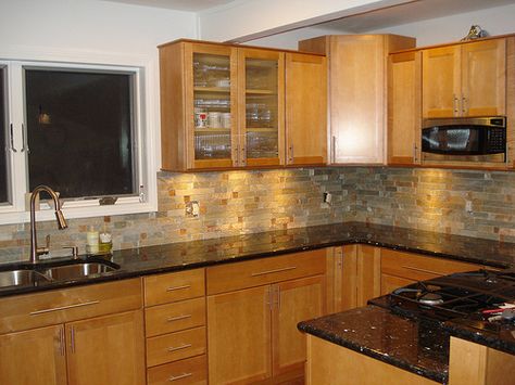 Stone Backsplash Kitchen, Honey Oak Cabinets, Farmhouse Backsplash, Dark Countertops, Black Granite Countertops, Kitchen Cabinets And Countertops, Black Countertops, Oak Kitchen Cabinets, Maple Cabinets