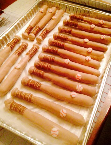 Caramel and chocolate dipped pretzel rods "Baseball bats" Garden Theme Chocolate Covered Pretzels, Pretzel Rod Baseball Bats, Baseball Bat Pretzel Rods, Baseball Pretzel Rods, Baseball Tailgate, Decorated Pretzels, Baseball Food, Baseball Treats, Baseball Snacks