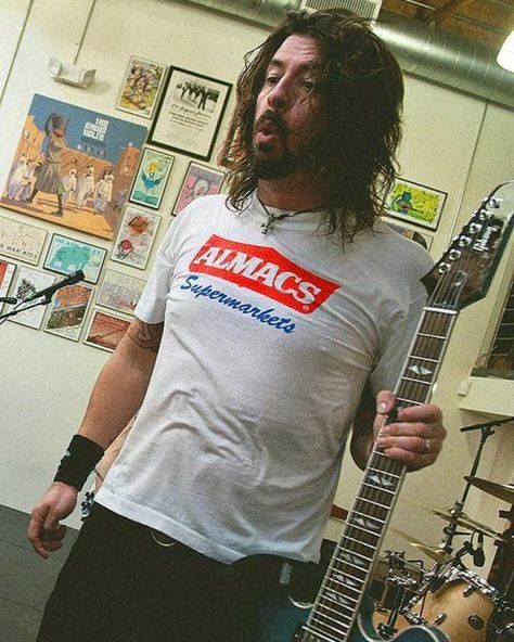 Cute face😍😁 #davegrohl #taylorhawkins #foofighters #nirvana #hot #handsome #drummer #singer #guitarist #musician #rockmusic #rockband… Dave Grohl Taylor Hawkins, David Grohl, Pat Smear, Foo Fighters Dave Grohl, Foo Fighters Dave, Foo Fighter, Dave Grohl Foo Fighters, Foo Fighters Nirvana, Taylor Hawkins