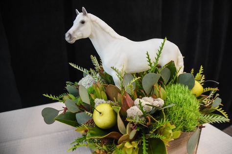 This gorgeous centerpiece featuring Breyer's Snowman model was featured at the 2016 $100,000 Hunter Spectacular Gala in Palm Beach. Photo courtesy of Meg Banks. Kentucky Derby Wedding Shower, Horse Themed Party, Kentucky Derby Wedding, Horse Flowers, Horse Wedding, Horses Theme, Horse Party, Gorgeous Centerpieces, Breyer Horses