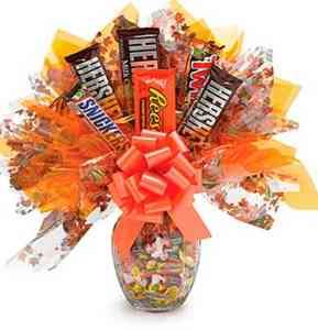 Birthday Candy Bouquet, Candy Bar Bouquet, Chocolate Bars Gift, Candy Arrangements, Halloween Gift Baskets, Candy Centerpieces, Candy Bouquet Diy, Fall Candy, Candy Bouquets