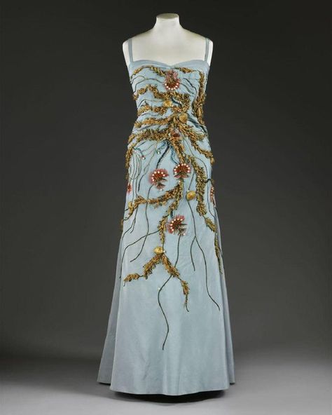 (7) V&A on Twitter: "Whilst seaweed doesn't immediately come to mind as inspiration for decoration, but this 1953 Norman Hartnell ballgown makes us wonder why it isn't? #Didyouknow that seaweed provide the majority of the nutrition for marine creatures and play an important role in marine ecology? https://t.co/rCeDtzOTa1" / Twitter Norman Hartnell, Silk Evening Gown, Metal Dress, Reception Gown, Victoria And Albert, Victoria And Albert Museum, 1950s Fashion, Fashion History, A Dress