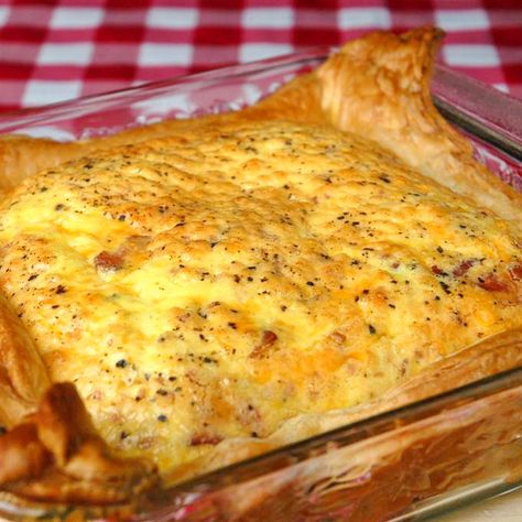 This simple bacon and cheddar quiche is a really quick and easy recipe for Sunday brunch. No need to make pastry, just use store bought frozen puff pastry. No need to roll out the pastry either or even trim it into a circle for a standard pie plate, just use a square baking dish instead … Aesthetic Pastry, Puff Pastry Bacon, Breakfast Quiche Sausage, Fancy Pastry, Pastry Danish, Pastry Aesthetic, Pastry Savory, Pastry Photography, Bacon Quiche Recipe