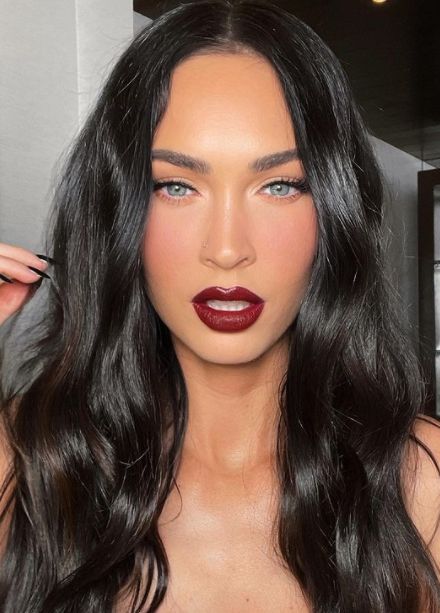 2022 Fall Makeup Trends, Makeup Trends 2022 Fall, Mafia Makeup Look, Berry Lip Makeup, Burgundy Lips Makeup, Makeup 2023 Trends, Fall Makeup 2022, Current Makeup Trends, Makeup Trends 2022