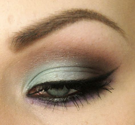 http://lliriaocio.com Aqua Green Eye Makeup, Beach Make Up Look Summer, Seafoam Green Makeup, Sea Green Eye Makeup, Green Eye Makeup, Beach Colors, Brown Smokey, Event Makeup, Pretty Cat