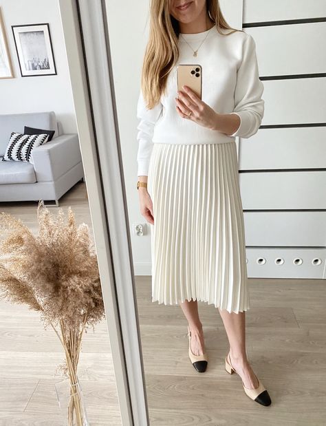 Total white look, pleated skirt, white look, elegant outfit, outfit Style White Pleated Skirt, White Accordion Skirt Outfit, Elegant Pleated Skirt Outfit, Pleated Skirt Outfit White, Ivory Pleated Skirt Outfit, Pleated Skirt Office Outfit, Silk Pleated Skirt Outfit, Off White Skirt Outfit, White Knit Skirt Outfit