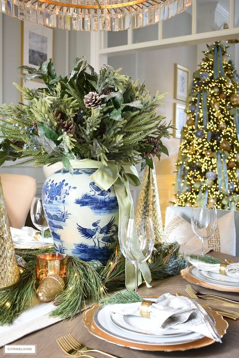 January Arrangements, Ginger Jars Christmas Decor, Blue And White Christmas Centerpieces, Dining Room Table Christmas Decor Ideas, January Tablescapes, Xmas Tablescapes, Ginger Jar Christmas, Blue Christmas Table, Grandmillennial Christmas