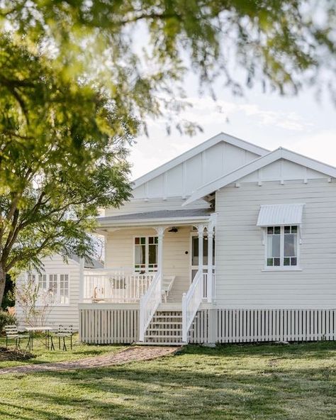 Stayinthebush on Instagram: "We’re so thrilled to share @thenestingpost with you today! Isn’t it just dreamy? 😍 ⁠ ⁠ The Nesting Post is a 1929 cottage, renovated as a considered stay for couples and friends. Its purpose is to provide sanctuary in a hectic world, and this awaits you just 2 hours from Brisbane.⁠ ⁠ 📍Allora, QLD⁠ 🛏️ Sleeps up to 4⁠ 🍃 Off-grid⁠ ⁠ On property:⁠ The hosts have provided board games, a curated library, and a record player with a collection of old faves from the 70s a Old Queenslander, 60s Beach, Colour Wheels, Victorian Exterior, House Vibes, Cottage Renovation, Off Grid, Record Player, Home Reno