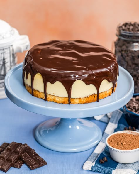 Boston Cream Cheesecake, Cheesecake Variations, Boston Cream Cake, Oreo Delight, Homemade Vanilla Cake, Cinnamon Roll Cheesecake, Famous Desserts, Yummy Cheesecake, Flat Cakes