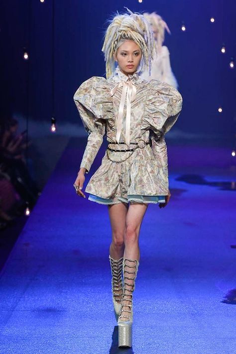 Marc Jacobs Spring 2017 Ready-to-Wear Fashion Show - Grace Cheng Lila Moss, High Fashion Makeup, Rave Bra, Dakota Fanning, Beautiful Blouses, Fashion 2017, Spring 2017, Fashion Week Spring, Beautiful Fashion