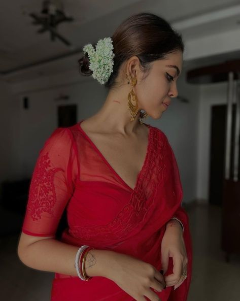 Red Saree Look Modern, Saree Look Modern, Red Saree Look, Blouses For Sarees, Basic Blouse Designs, Kerala Saree Blouse, Female Clothes Outfits, Cotton Saree Blouse Designs, Simple Saree Designs