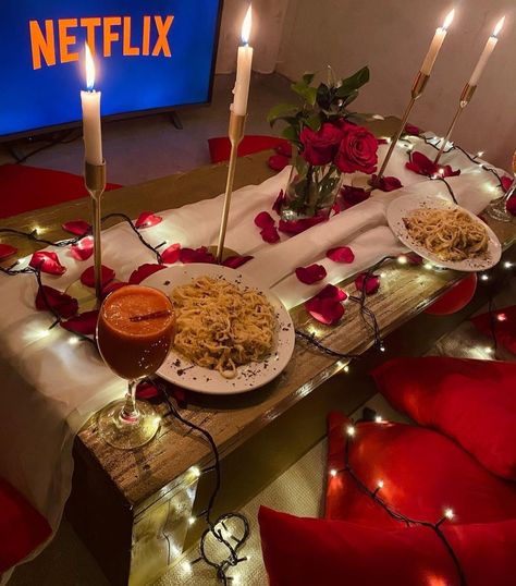 Romantic Living Room Date Night Ideas, Romantic Living Room Date Night, Living Room Picnic Date, Valentine Dinner At Home, Valentine Room Decor, Surprise Anniversary Ideas, Valentines Room Decor, Indoor Picnic Date, Valentine Room