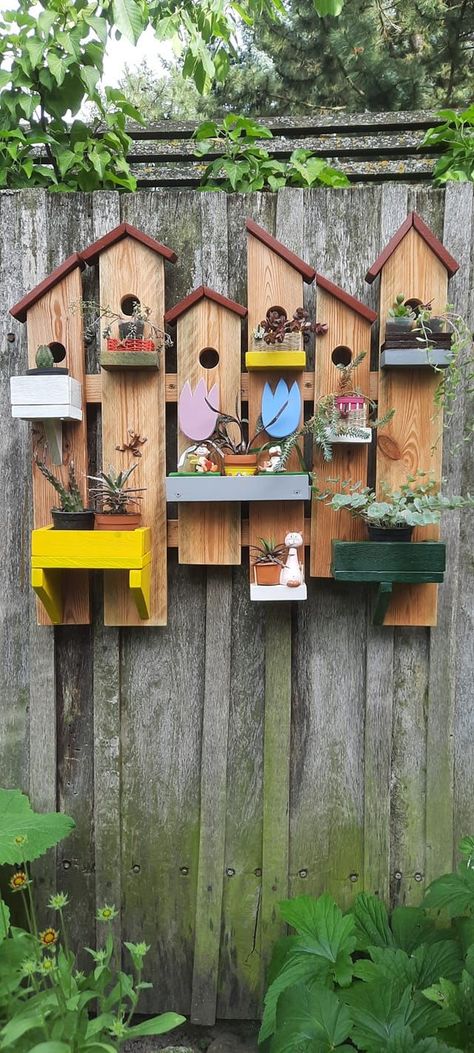 Wood Yard Art, Bird Houses Ideas Diy, Wooden Things, Bird Houses Painted, Decorative Bird Houses, Garden Decor Projects, Fence Art, Easy Wood Projects, Bird Houses Diy