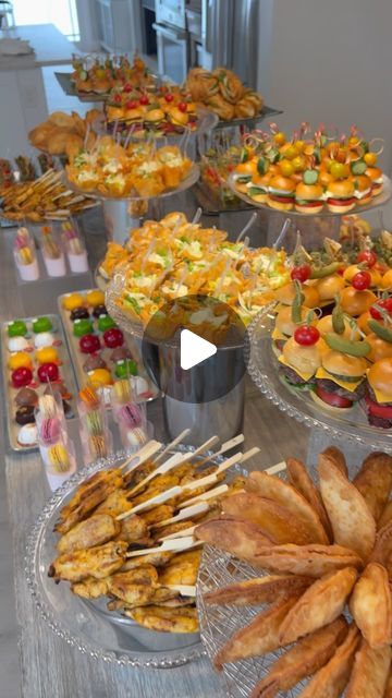 Easy Elegant Party Food, Guest Serving Ideas At Home, Gala Food Ideas, Food Displays For Parties Buffet Tables, Wedding Shower Food Ideas, Christmas Food Ideas For Parties, Buffet Food Ideas Party, Buffet Food Presentation, Buffet Food Ideas