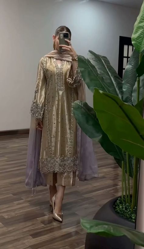 Engagement Suits Women, Pakistani Heavy Suits, Heavy Pakistani Suits Party Wear, Heeramandi Outfits, Mehndi Dresses Pakistani, Butterfly Dresses, Royal Vibes, Casual Bridal Dress, Bts Poster