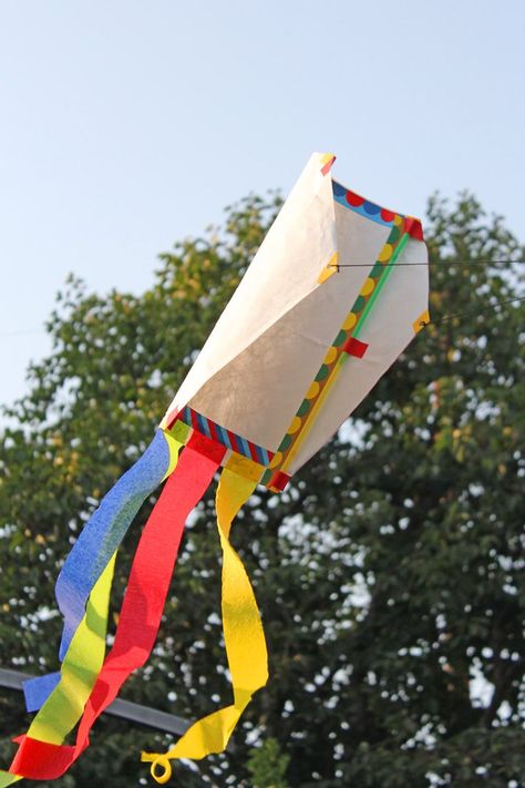 Here's a fun summer project: make a simple sled kite! DIY Toy: Tyvek Sled Kite from Babble Dabble Do Homemade Kites, Make A Kite, Kite Building, Babble Dabble Do, Diy Kite, Kites Craft, Kite Making, Kite Designs, Go Fly A Kite