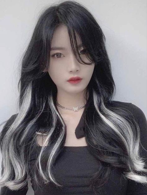 Oreo Wolfcut, Color Hair Korean, Black Hair With White Bangs, Hair Dye Korean, Korean Hair Dye Ideas, Black To White Hair, Korean Dyed Hair, Black Hair With White Highlights, Asian Hair Dye