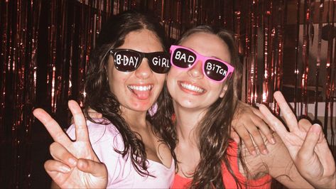 Sweet Sixteen Party Themes, Birthday Sunglasses, 14th Birthday Party Ideas, Birthday Extravaganza, Sweet Sixteen Birthday Party Ideas, Glasses Trends, Birthday Dinner Party, Sweet Sixteen Parties, Party Sunglasses