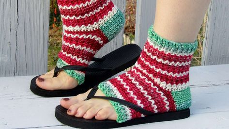 With These Toeless Socks, Any Season Can Be Flip-Flop Season | Mental Floss Outfits With Socks, Crochet Flip Flop, Toeless Socks, Crochet Flip Flops, Flip Flop Socks, Sock Outfits, Cute Easter Bunny, Crochet Socks, Quick Crochet