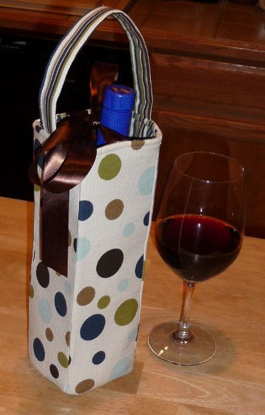 Wine bag pattern. Super cute and a great hostess gift! Wine Bag Pattern, Piping Tutorial, Wine Wrap, Wine Purse, Make Your Own Wine, Wine Bottle Gift Bag, Wine Carrier, Wine Bottle Bag, Wine Bottle Gift