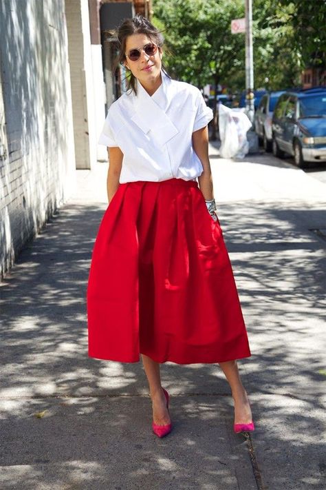 Midi Skirt Leandra Medine Style, Look 80s, Street Style New York, Woman In Red, Leandra Medine, White Mini Dress Outfit, Red Skirt, Mode Casual, Dresses Backless