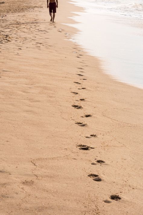 Footprints of a man walking on the beach. travel concept Premium Photo Beach Photography Men, Man Walking On Beach, Foot Prints In The Sand, Inspo For Photoshoot, Manly Australia, Photo On The Beach, Scenery Reference, Ideal Day, Tablet Wallpapers