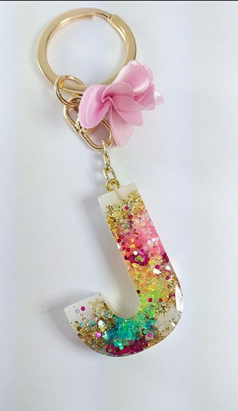 Diy Resin Hair Clips, Resin Alphabet, Market Day Ideas, Diy Resin Keychain, Epoxy Resin Diy, Crystal Vibes, Very Simple Mehndi Designs, Resin Art Painting, Diy Resin Projects