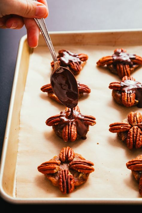 Vegan Candy Recipes, Vegan Turtles, Vegan Candy, Clean Desserts, Pecan Chocolate, Vegan Pecan, Winter Market, Fudge Ingredients, Healthy Candy