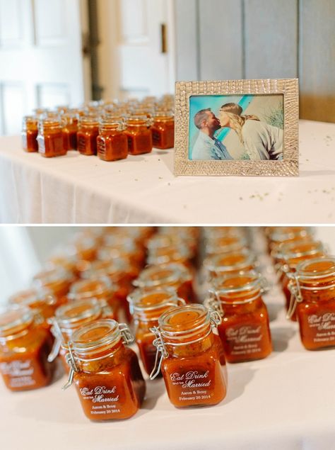 Wedding Diy Favors, Sauce Wedding Favors, Hot Sauce Wedding Favors, Petals Aisle, Wedding Favors Beach, Wedding Souvenirs Diy, Diy Favors, Summer Wedding Favors, Homemade Wedding Favors