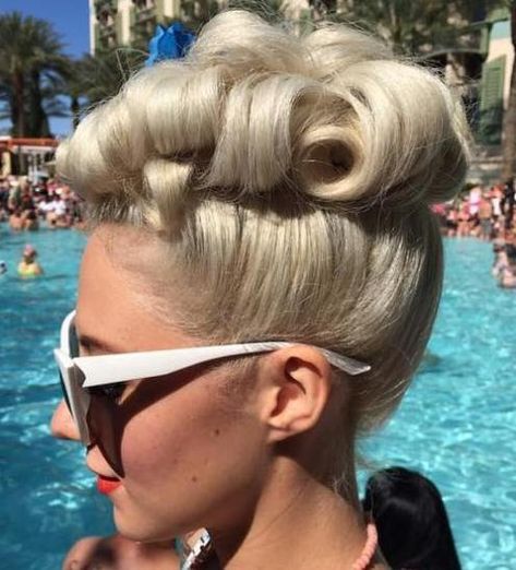 Vintage Updo, Hair Colorful, 50s Hairstyles, Curly Updo, Rockabilly Hair, Pin Curls, Pin Up Hair, Peinados Recogidos, Retro Hairstyles